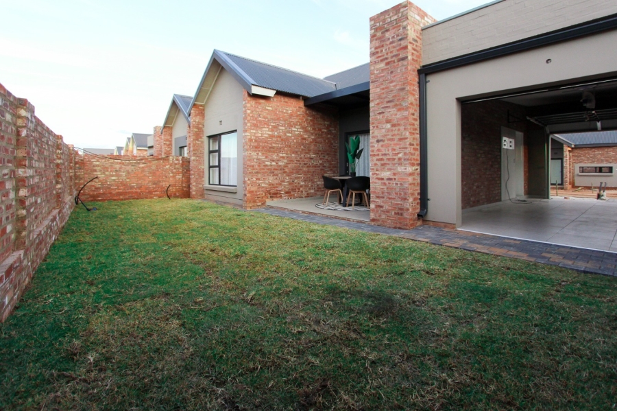 To Let 2 Bedroom Property for Rent in Van Der Hoff Park North West